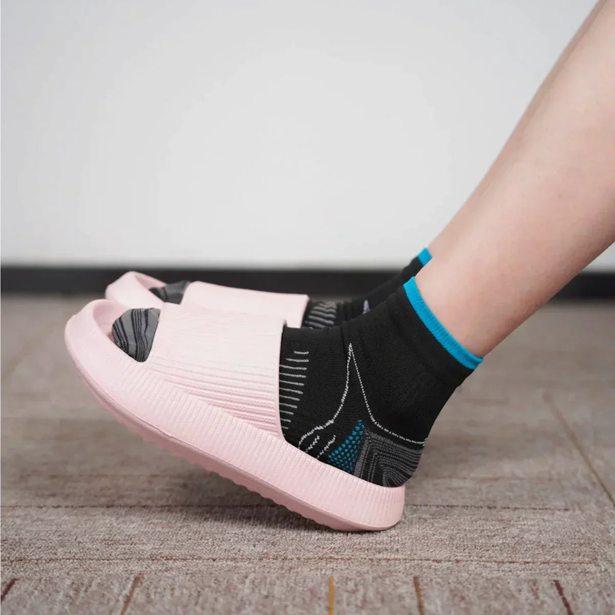Rosa Badeschlappen mit schwarzen Socken, bequem, rutschfest, Unisex, Indoor-Schuhe.