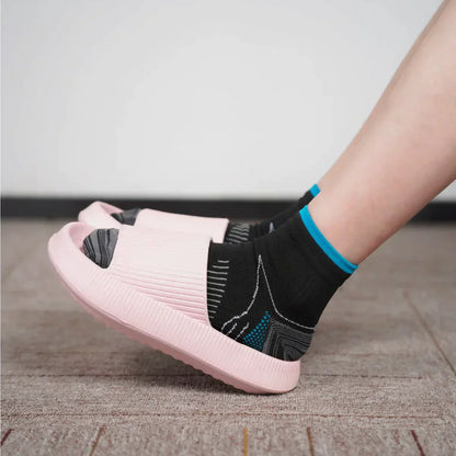 Rosa Badeschlappen mit schwarzen Socken, bequem, rutschfest, Unisex, Indoor-Schuhe.