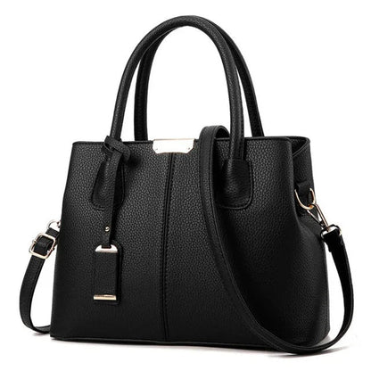 Schwarze Lederhandtasche mit Schulterriemen, elegante Damenmode, stilvolles Accessoire.