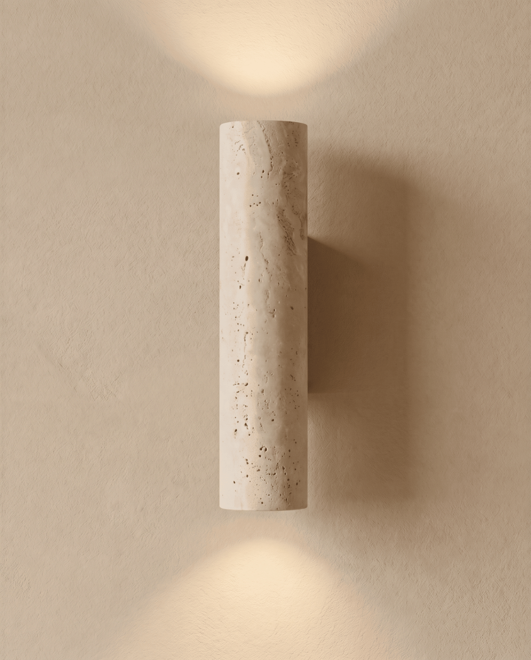 Tänd travertinlampa sedd rakt framifrån, ljuset sprids uppåt och nedåt över den beige väggen 2