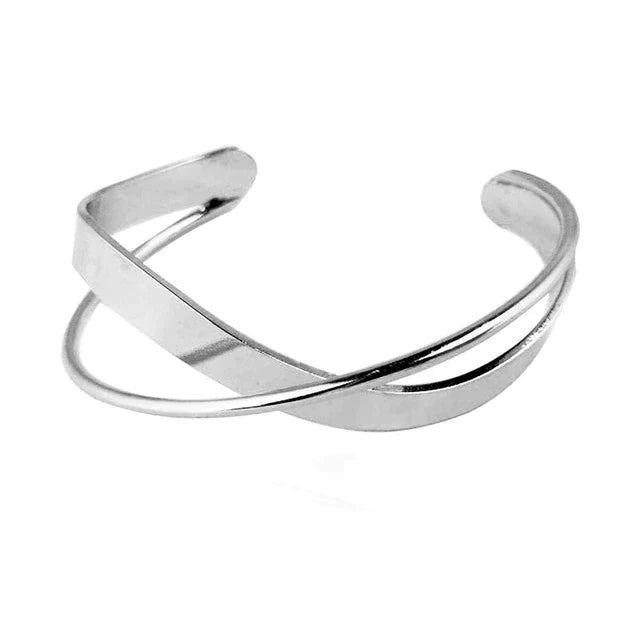 Silberner Armreif, minimalistisches Design, Edelstahl, modisches Accessoire, eleganter Schmuck.