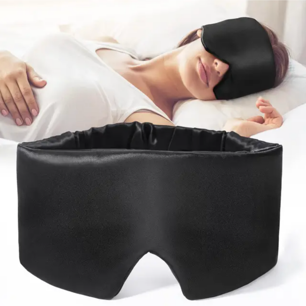 Schwarze Schlafmaske aus Seide, ergonomisch, für besseren Schlaf, auf Frau liegend.