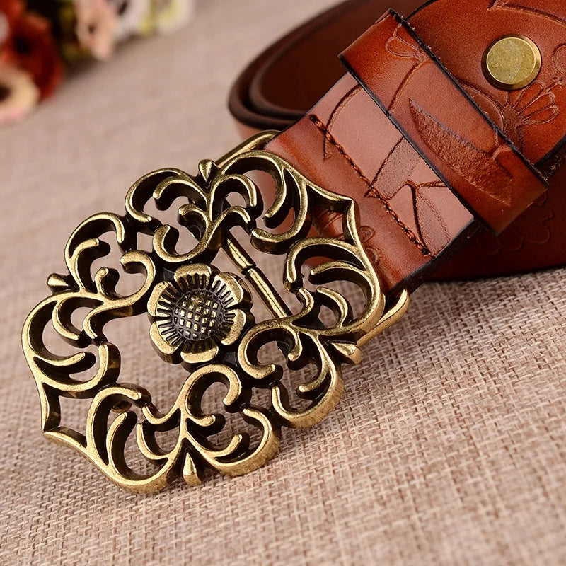 Brauner Ledergürtel mit goldener, floraler Schnalle, Vintage-Stil, modisches Accessoire.