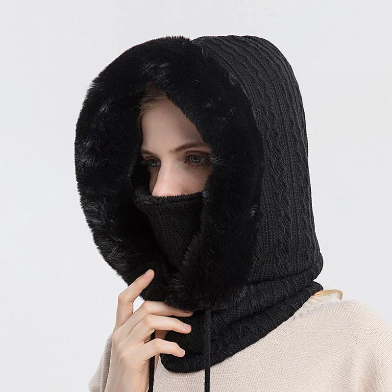 Schwarze Strickkapuze mit Kunstfell, warm, modisch, Winteraccessoire für Damen.