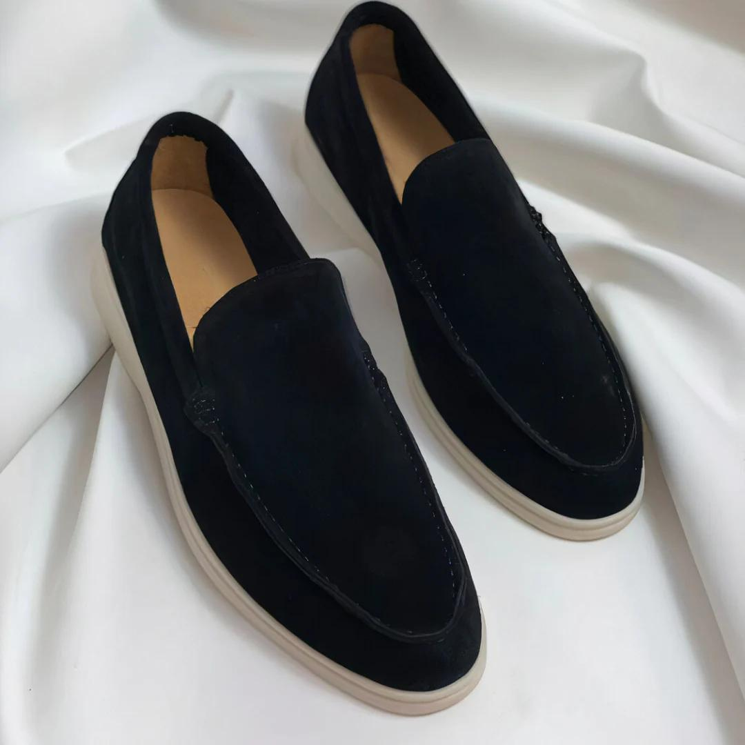 Schwarze Wildleder-Slipper für Herren, elegante Freizeitschuhe, weiße Sohle.