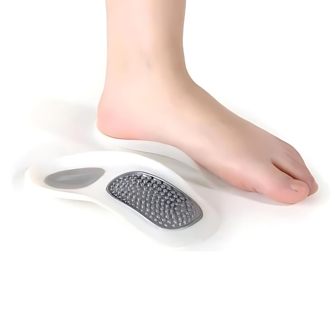 Fuß mit orthopädischer Einlegesohle, weiß, Gelpolster, Schmerzlinderung, Komfort.