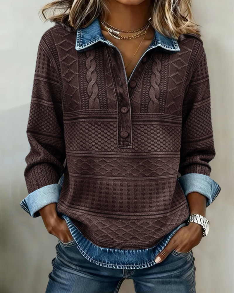 Modell bär den mörkbruna tröjan med blå jeanskrage och uppvikta jeansmanschetter, framifrån med händerna i jeansfickorna. 3