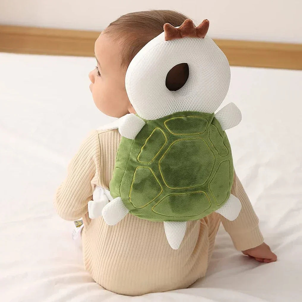 Baby mit grünem Schildkröten-Kopfschutzkissen, Plüsch, Sicherheit, Kleinkind, Rückenansicht.