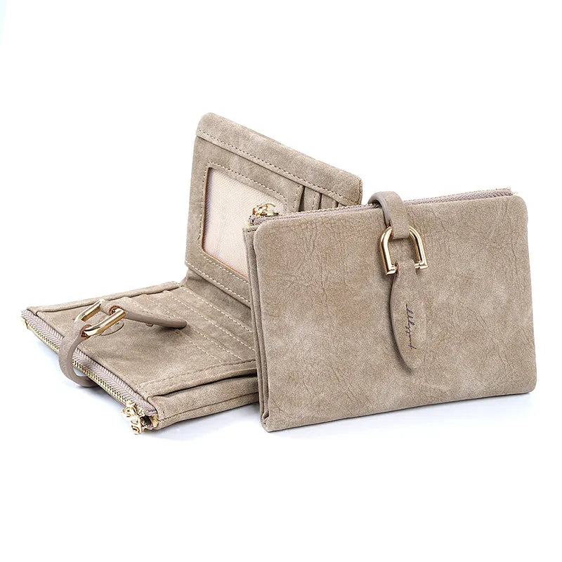Beige Damen-Geldbörse aus Leder mit Reißverschluss und Schnalle, kompakt und stilvoll.
