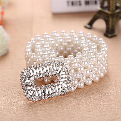 Perlengürtel mit Strassschnalle, weiß, elegant, modisches Accessoire, Damenmode.