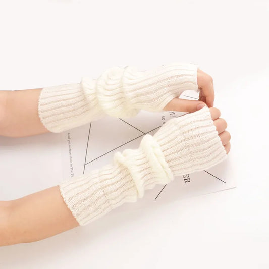 Weiße gestrickte Armstulpen aus Wolle, modisches Accessoire für Damen, warm und stilvoll.