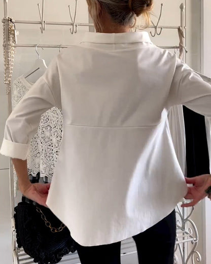 Frau in weißer Bluse, Rückansicht, modisch, elegantes Design, Damenmode, Kleiderständer.