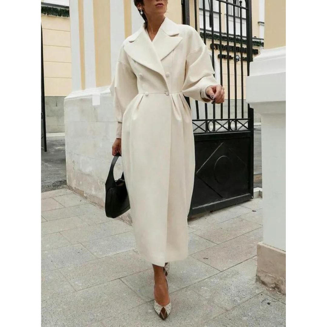 Eleganter cremefarbener Damenmantel, lang, mit Gürtel, Herbstmode, stilvoller Look.