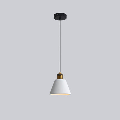 Moderne Hängelampe, weißer Schirm, schwarzes Kabel, goldene Details, minimalistisch, Beleuchtung.