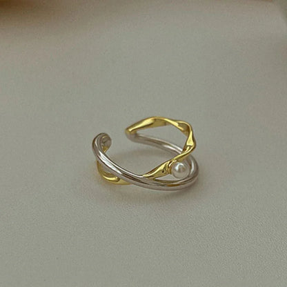 Silberner und goldener offener Ring mit Perle, eleganter Schmuck, modisches Accessoire.