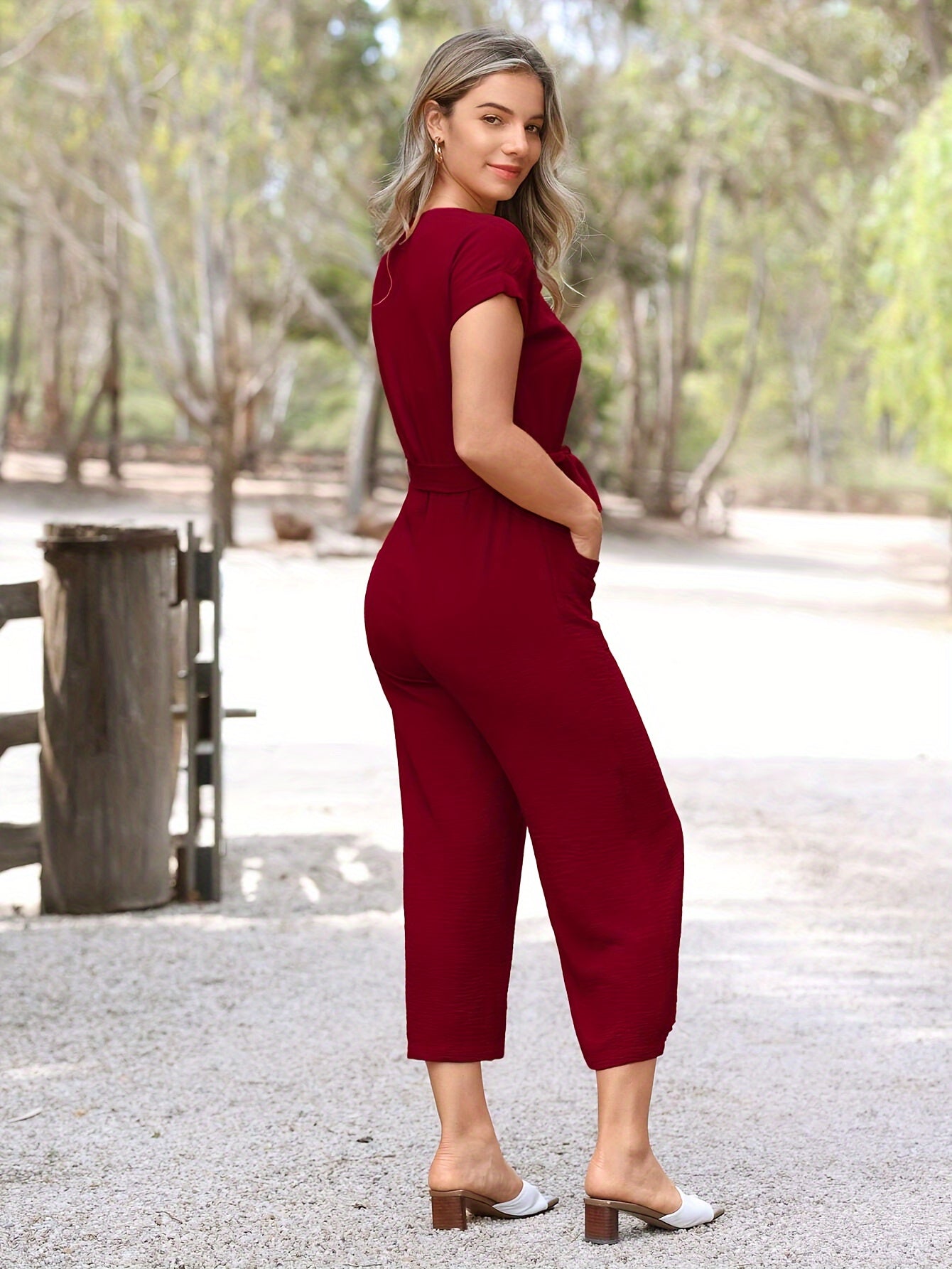Stilig kortärmad jumpsuit med knappslå och midjebälte - LuftVibe