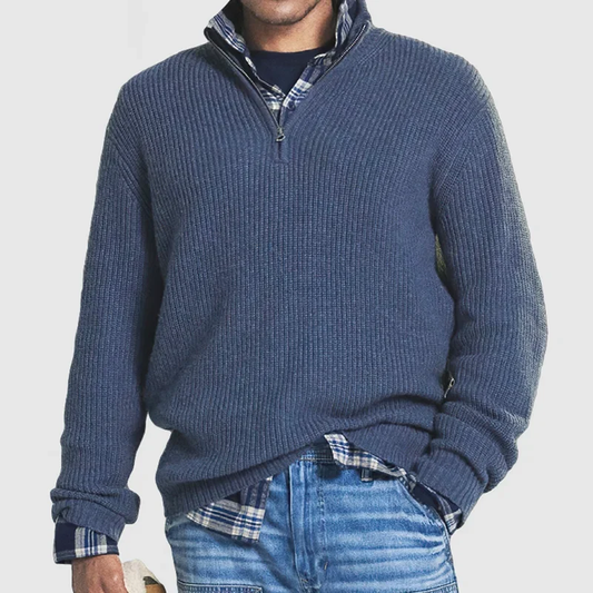 Blauer Herrenpullover mit Reißverschluss, Strick, lässig, über kariertem Hemd, modisch.