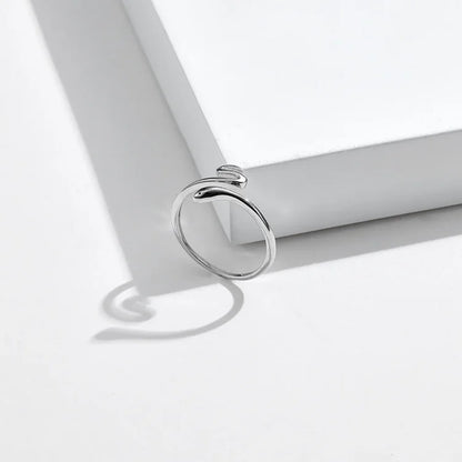 Silberner minimalistischer Ring, offenes Design, modern, Schmuck für Damen, elegantes Accessoire.