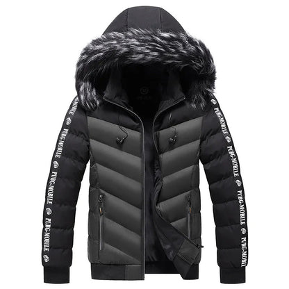 Schwarze Winterjacke mit Kunstfellkapuze, Reißverschluss, Schriftzug auf Ärmeln, warm, modisch.