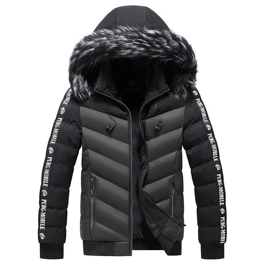 Schwarze Winterjacke mit Kunstfellkapuze, Reißverschluss, Schriftzug auf Ärmeln, warm, modisch.
