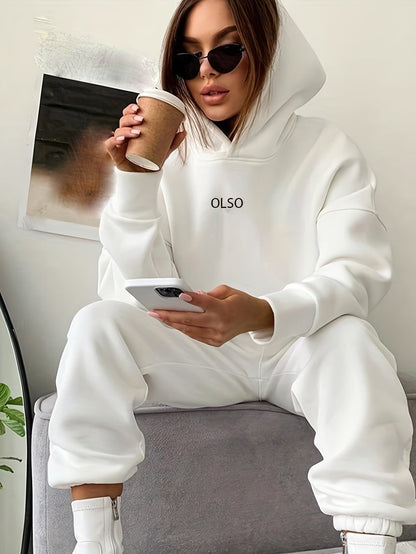 Frau in weißem Hoodie mit Smartphone und Kaffeebecher, modisch, lässig, Sonnenbrille.