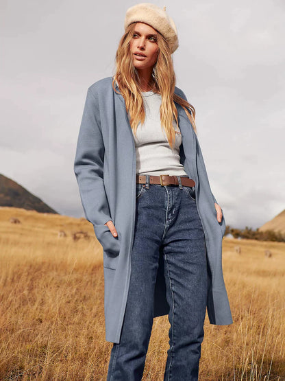 Frau in blauem Mantel und Jeans, beige Mütze, Herbstlandschaft, Mode, Outdoor, stilvoll.