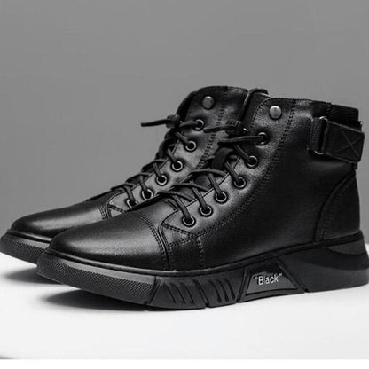 Schwarze Herren-Sneaker aus Leder, hohe Knöchel, modisches Design, robuste Sohle.