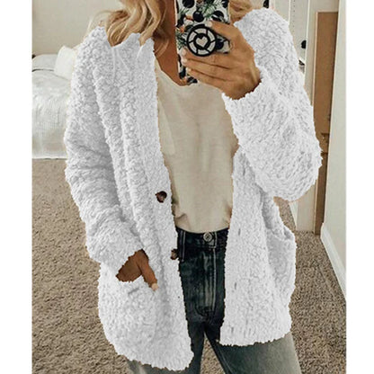 Frau in weißer Teddyjacke, lässig, modisch, Herbstmode, gemütlich, Damenbekleidung, Streetstyle