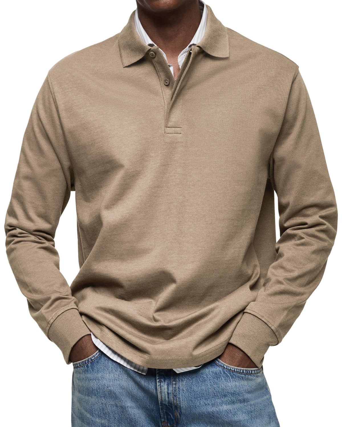 Beige långärmad pikétröja sedd framifrån på en modell, med polokrage och ribbade muddar, över randig skjorta och jeans. 8