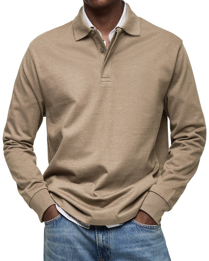 Beige långärmad pikétröja sedd framifrån på en modell, med polokrage och ribbade muddar, över randig skjorta och jeans. 8