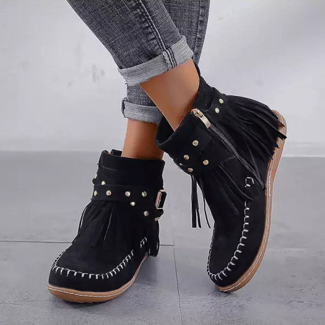 Schwarze Wildleder-Stiefeletten mit Fransen und Nieten, Damenmode, Herbst-Winter-Schuhe.