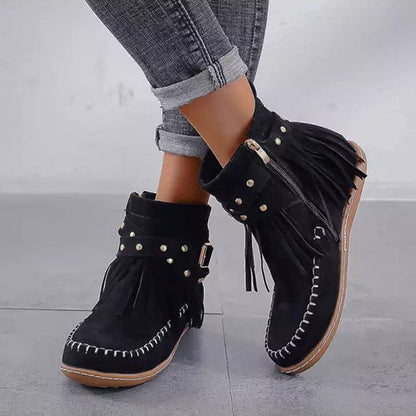 Schwarze Wildleder-Stiefeletten mit Fransen und Nieten, Damenmode, Herbst-Winter-Schuhe.