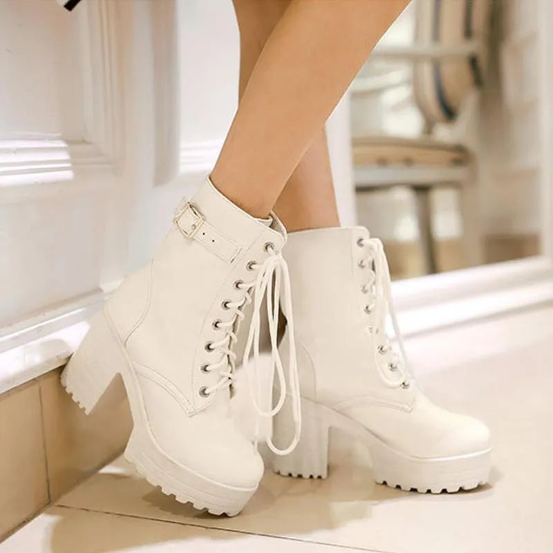Weiße Damenstiefel mit Plateauabsatz, Schnürung, modisch, elegant, Herbstmode, Lederoptik.