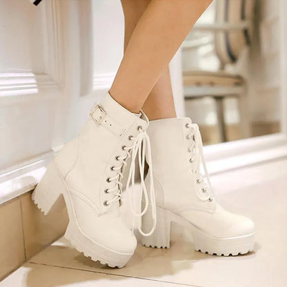 Weiße Damenstiefel mit Plateauabsatz, Schnürung, modisch, elegant, Herbstmode, Lederoptik.
