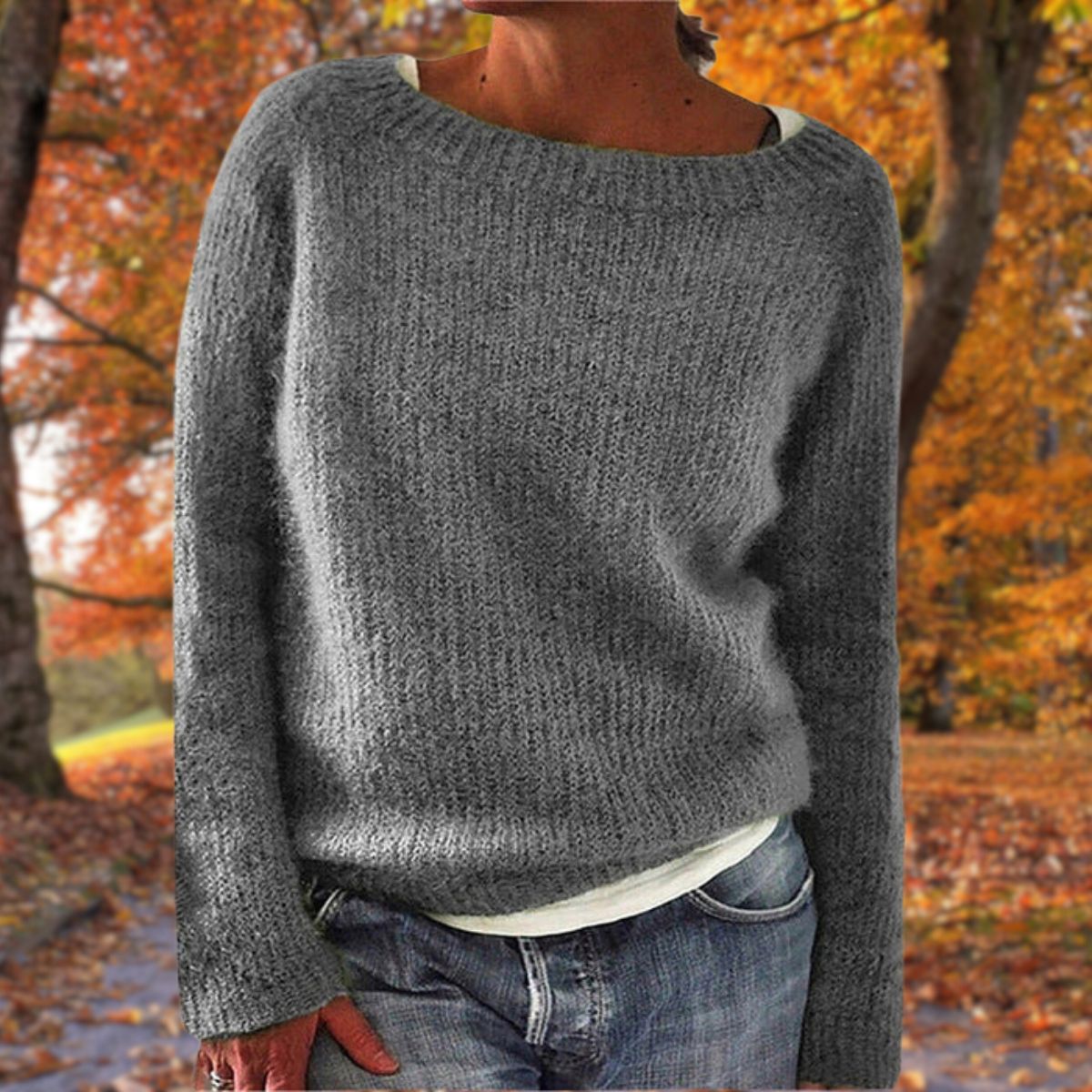 Grå stickad tröja med rund hals och långa ärmar, bärd av en modell över vitt linne och jeans i höstmiljö. 4