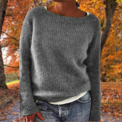 Grå stickad tröja med rund hals och långa ärmar, bärd av en modell över vitt linne och jeans i höstmiljö. 4