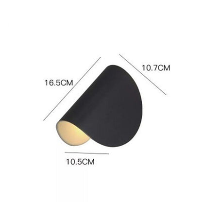 Schwarze LED-Wandleuchte, modernes Design, Maße 16,5x10,7x10,5 cm, Innenbeleuchtung.