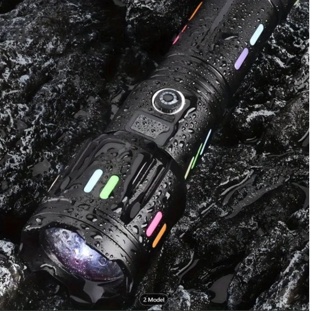 Wasserdichte LED-Taschenlampe, schwarz, robust, für Outdoor-Abenteuer, rutschfestes Design.