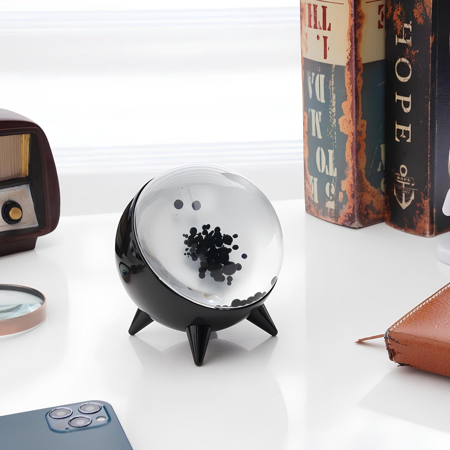 Schwarze Ferrofluid-Lampe auf Schreibtisch, modernes Design, magnetisches Deko-Objekt.