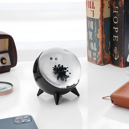 Schwarze Ferrofluid-Lampe auf Schreibtisch, modernes Design, magnetisches Deko-Objekt.