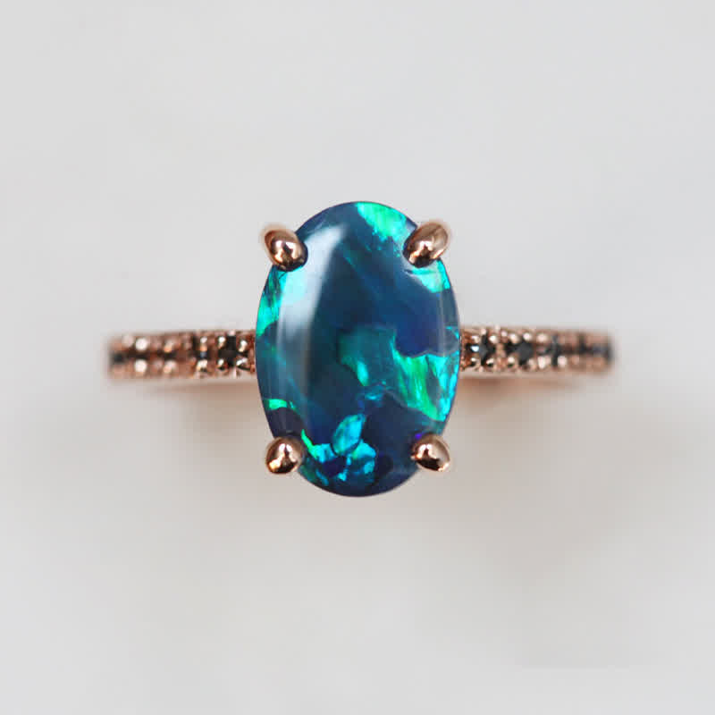 Ovaler Opalring mit blau-grünem Stein, Roségoldfassung, eleganter Schmuck, Damenring.