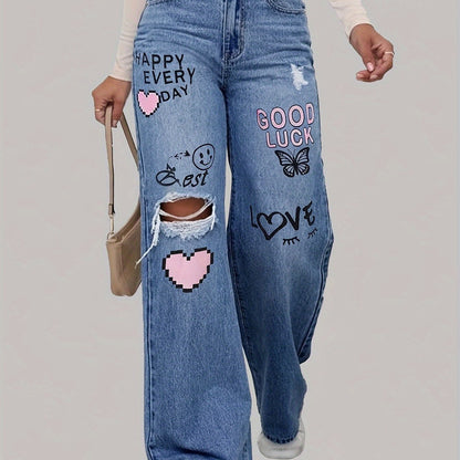 Frau in blauer Jeans mit Aufdrucken, Rissen und Tasche, modische Streetwear.
