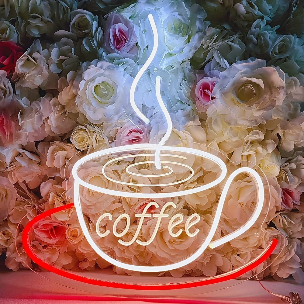 Leuchtendes Neon-Kaffeezeichen vor Blumenwand, dekorative Beleuchtung, Café-Dekor.
