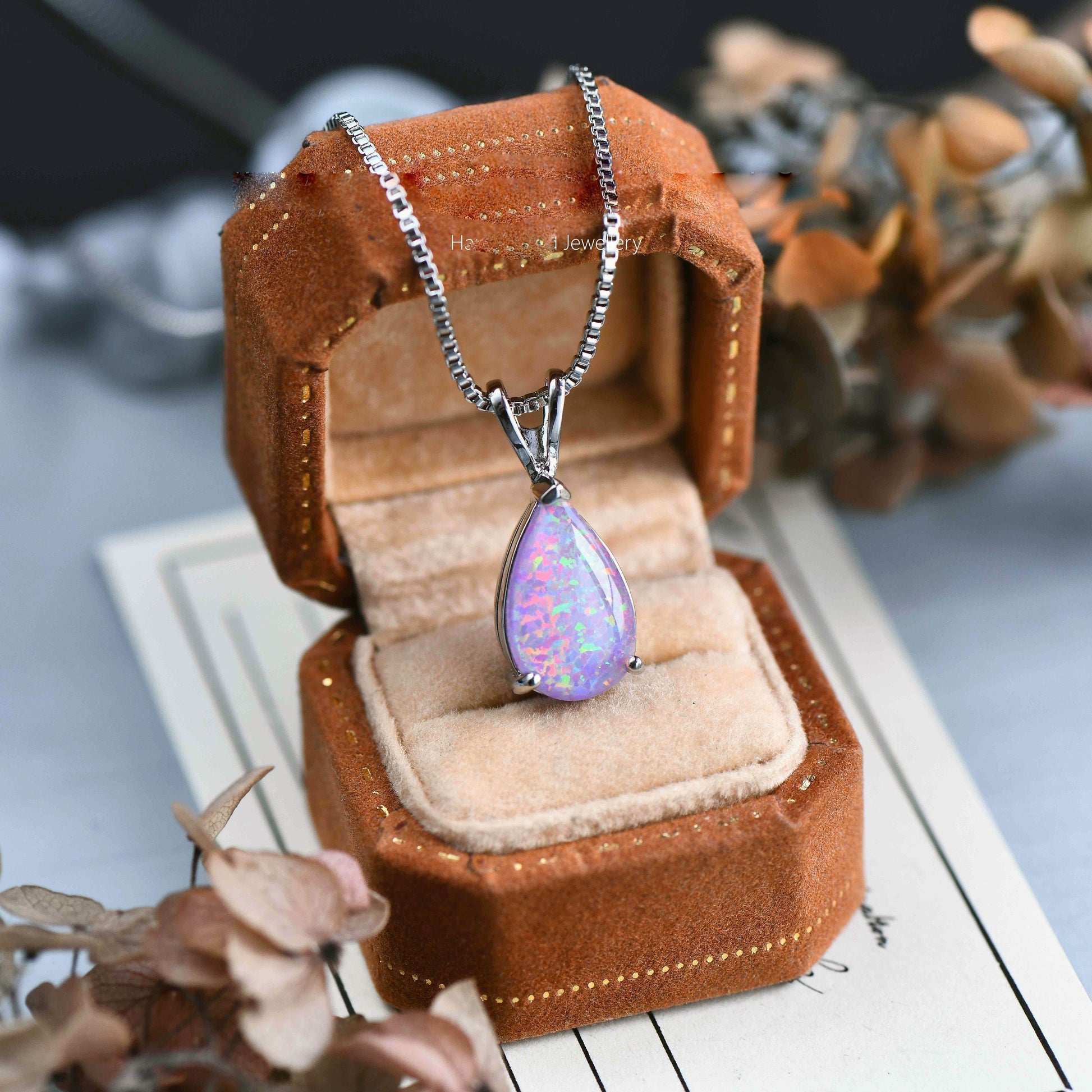 Opal-Anhänger Halskette in Silber, Tropfenform, in brauner Schmuckschatulle, elegantes Design.