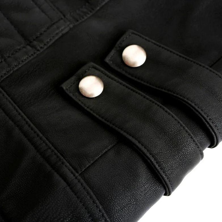 Schwarze Lederjacke mit silbernen Knöpfen, modisch, hochwertig, stilvoll, Detailansicht.