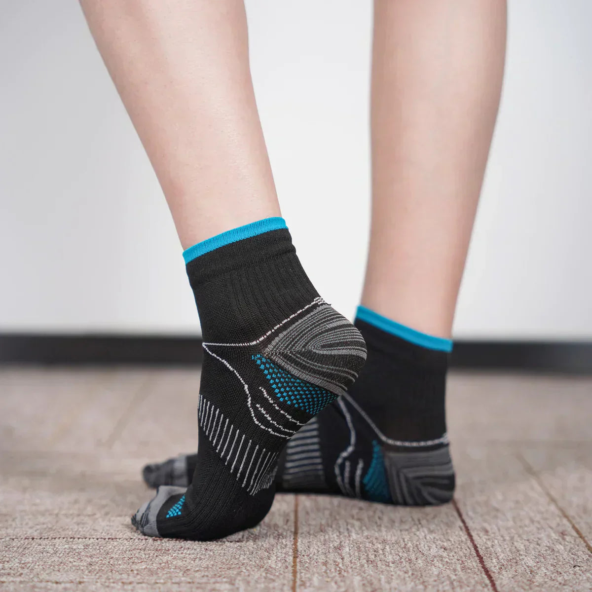 Schwarze Sportsocken mit blauen Akzenten, atmungsaktiv, ideal für Fitness und Laufen.