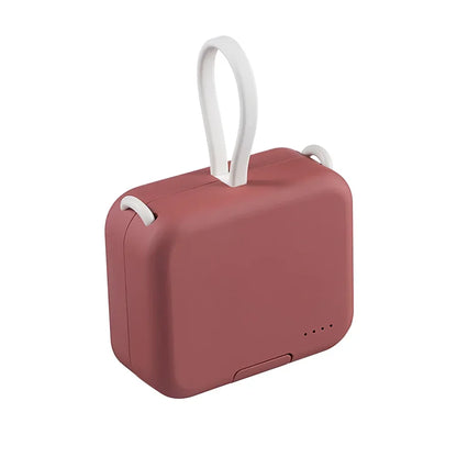Rote tragbare Powerbank mit weißem Griff, kompakt, USB-Anschluss, ideal für unterwegs.