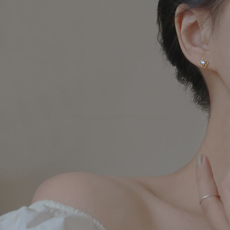 Ömtåliga vintageörhängen med opal – Seraphina