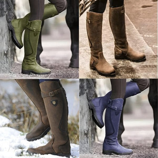 Vier Paar Reitstiefel in Grün, Braun, Blau und Dunkelbraun aus Leder für Damen im Freien.