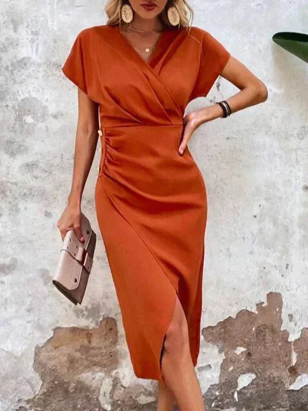 Frau in orangefarbenem Wickelkleid mit Tasche, elegante Mode, Sommerkleidung, Damenbekleidung.